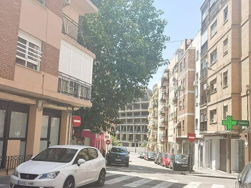 An excellent investment property is offered for sale in one of Valencia’s most promising neighborhoods — Benicalap