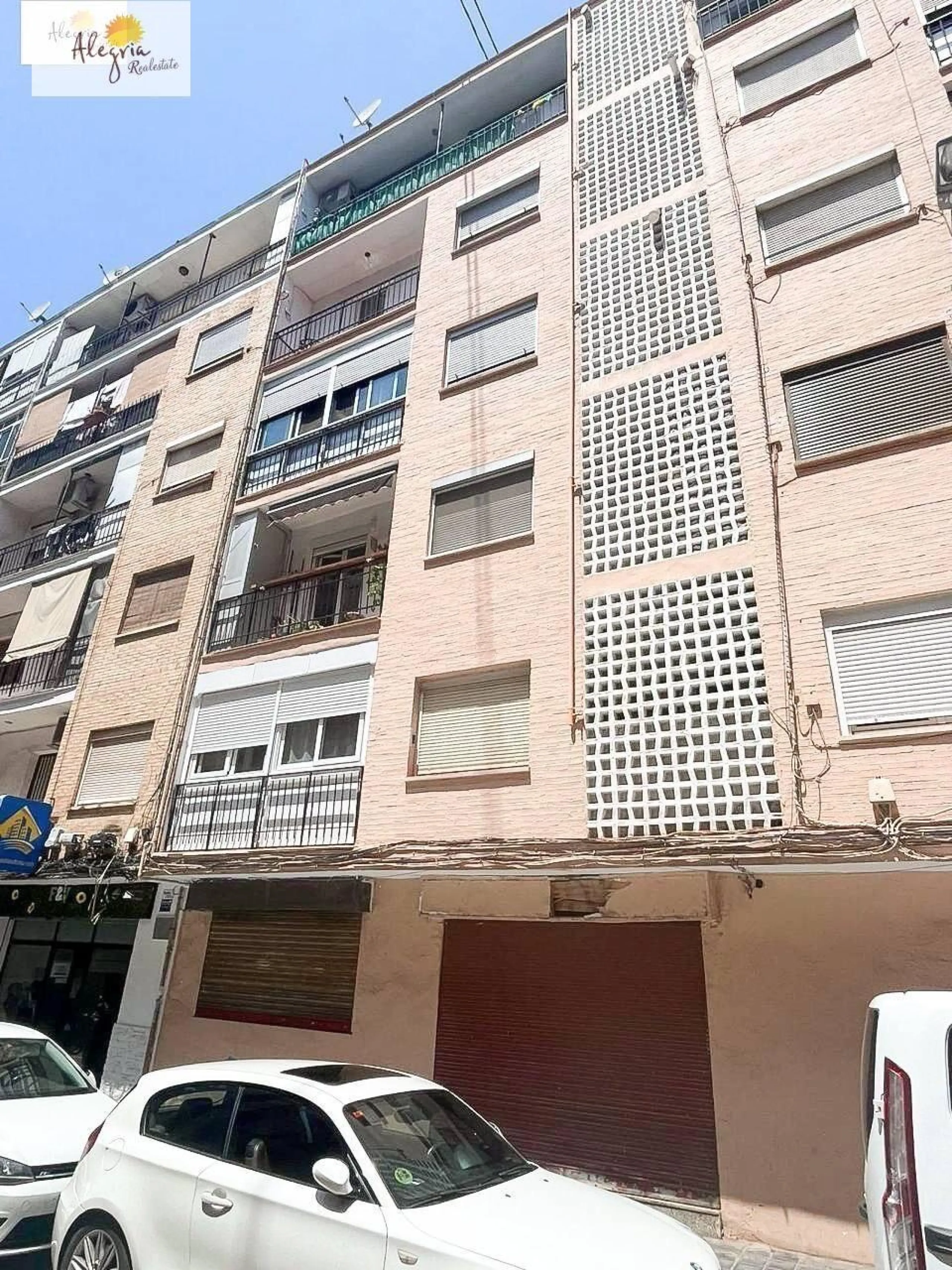 An excellent investment property is offered for sale in one of Valencia’s most promising neighborhoods — Benicalap