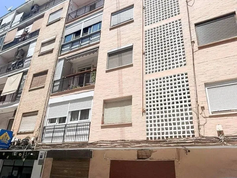 An excellent investment property is offered for sale in one of Valencia’s most promising neighborhoods — Benicalap