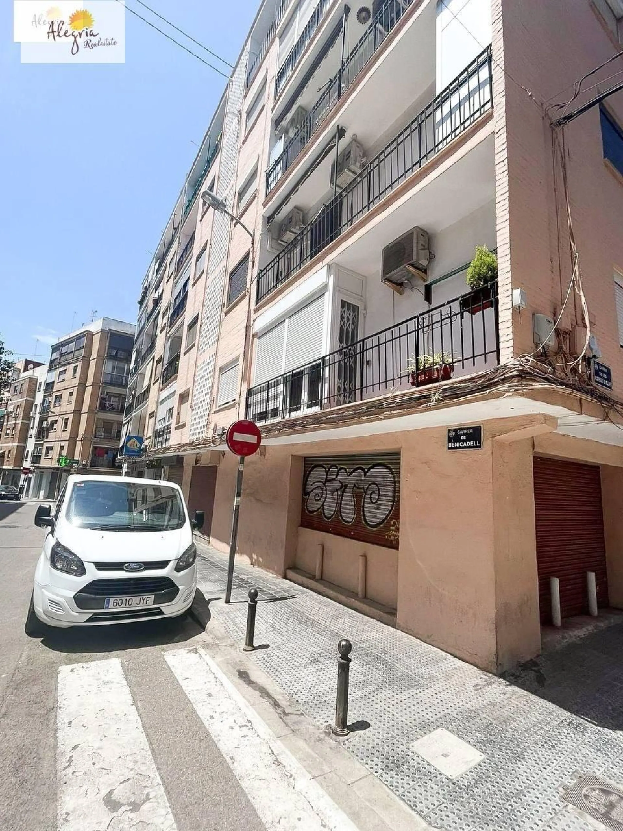 An excellent investment property is offered for sale in one of Valencia’s most promising neighborhoods — Benicalap