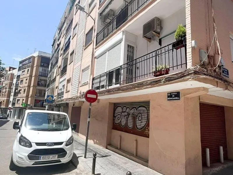 An excellent investment property is offered for sale in one of Valencia’s most promising neighborhoods — Benicalap