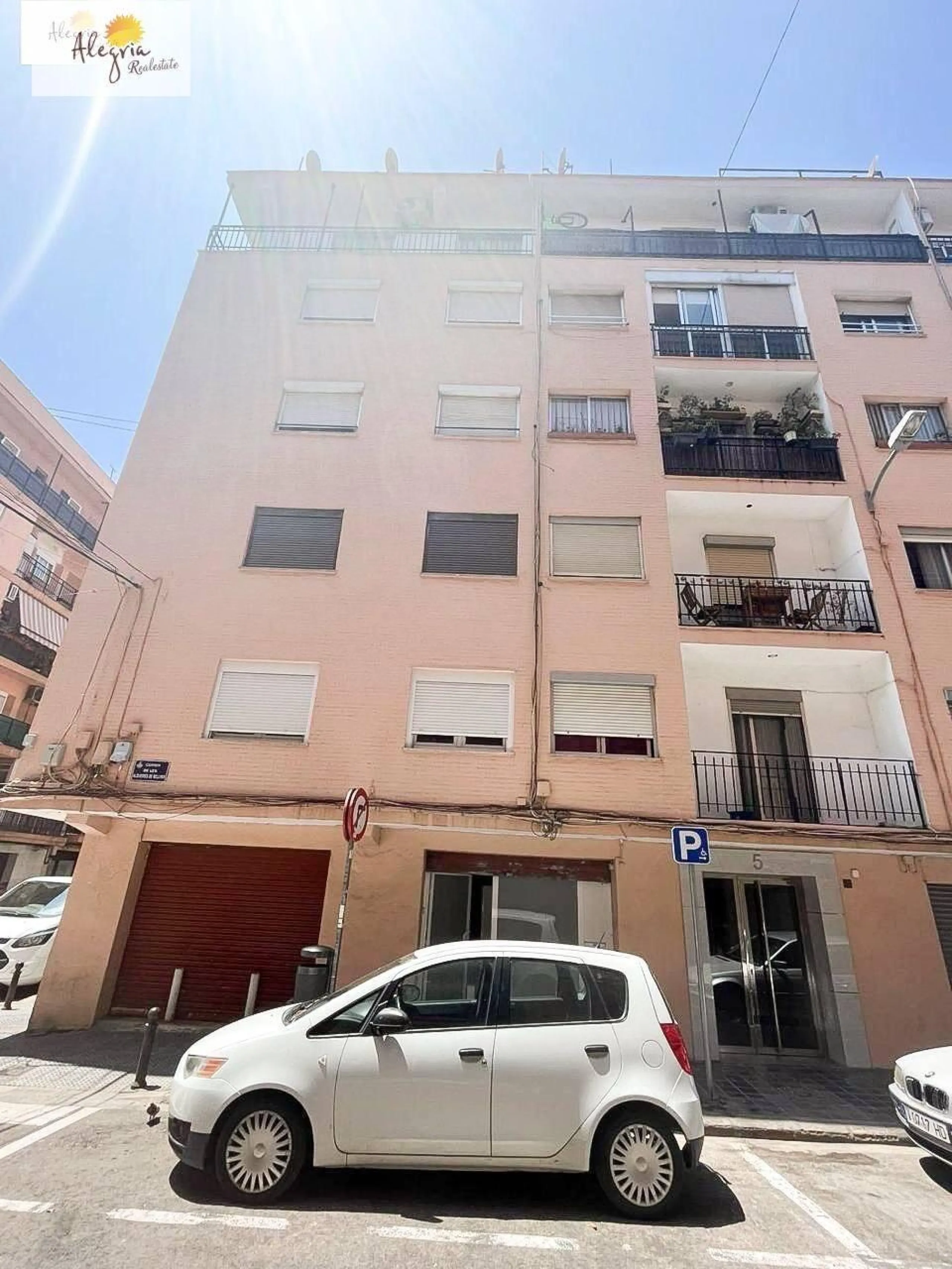 An excellent investment property is offered for sale in one of Valencia’s most promising neighborhoods — Benicalap