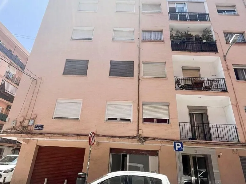 An excellent investment property is offered for sale in one of Valencia’s most promising neighborhoods — Benicalap