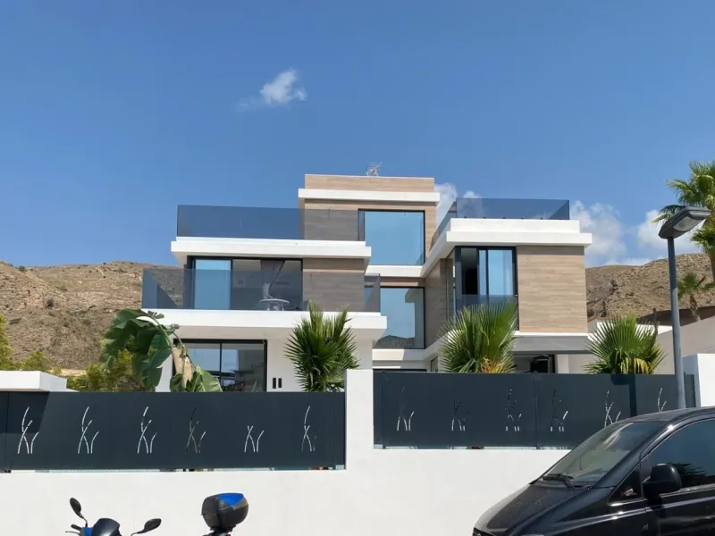 ¡Descubre tu nuevo hogar en Sierra Cortina, Finestrat! ☀️
