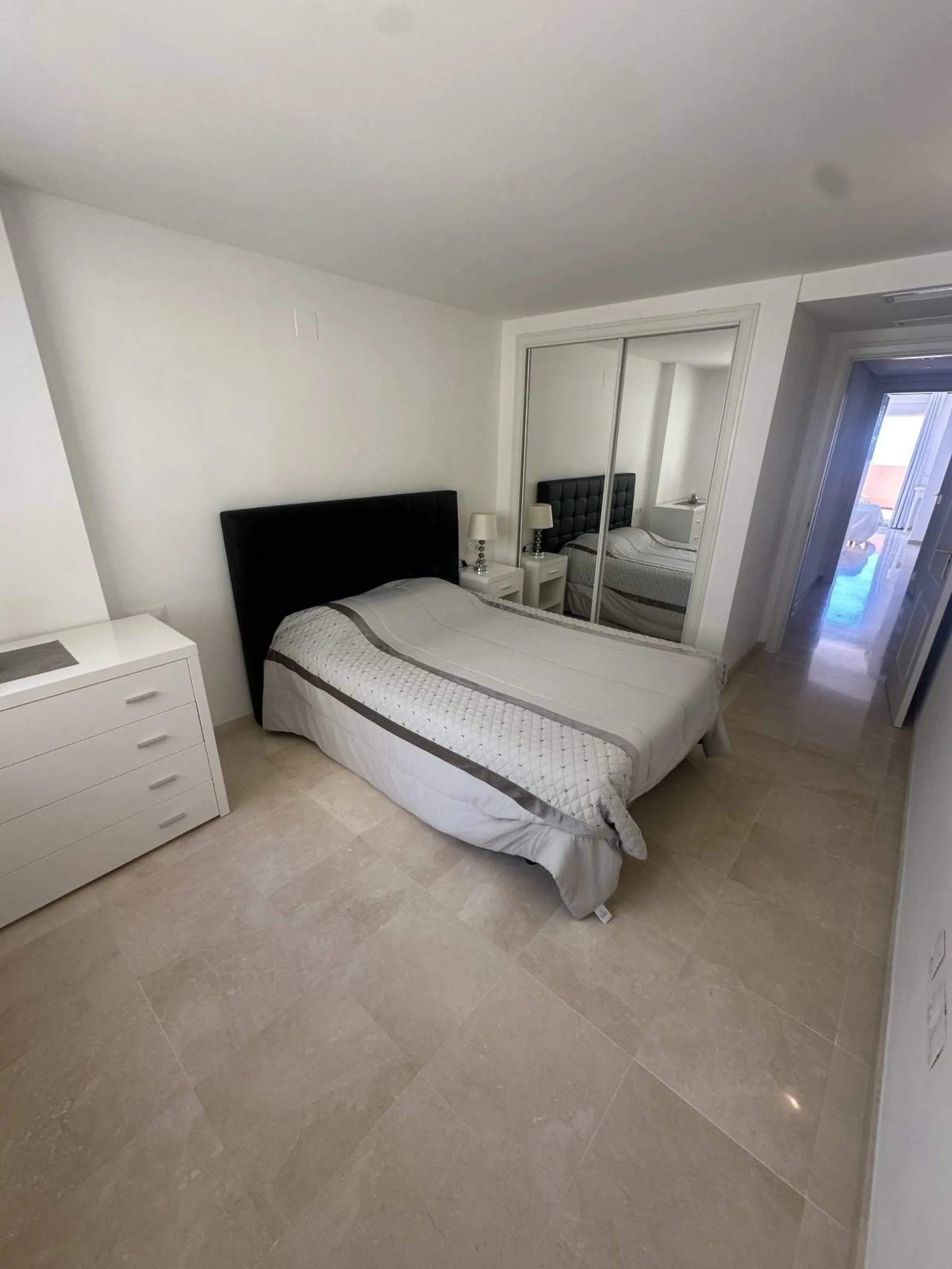 Atemberaubende 2-Zimmer-Wohnung mit Meerblick, privatem Tiefgaragenstellplatz und Abstellraum – Bellavista Hills 2, Calahonda – 349.000 €