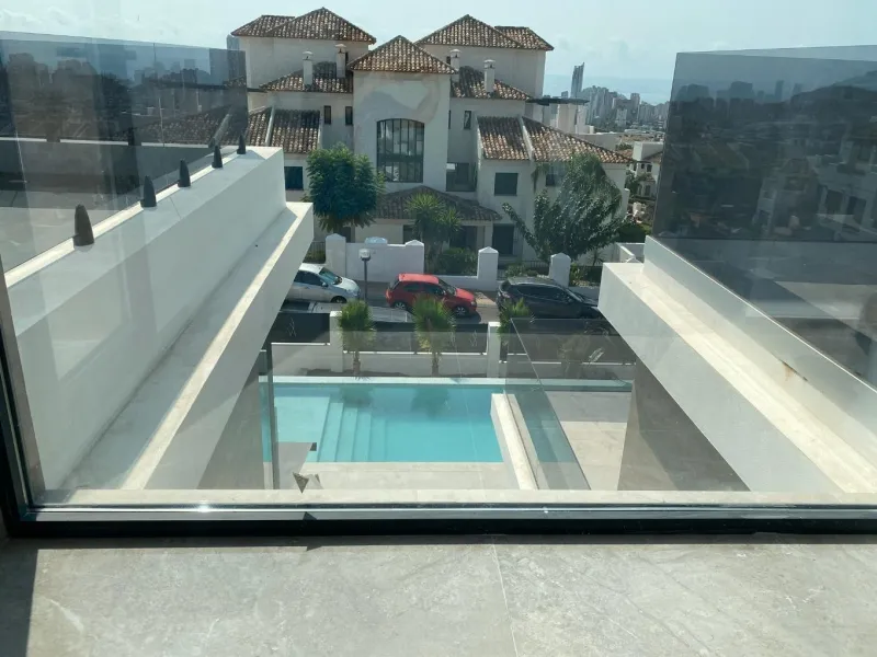 ¡Descubre tu nuevo hogar en Sierra Cortina, Finestrat! ☀️
