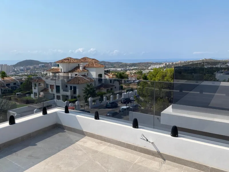 ¡Descubre tu nuevo hogar en Sierra Cortina, Finestrat! ☀️