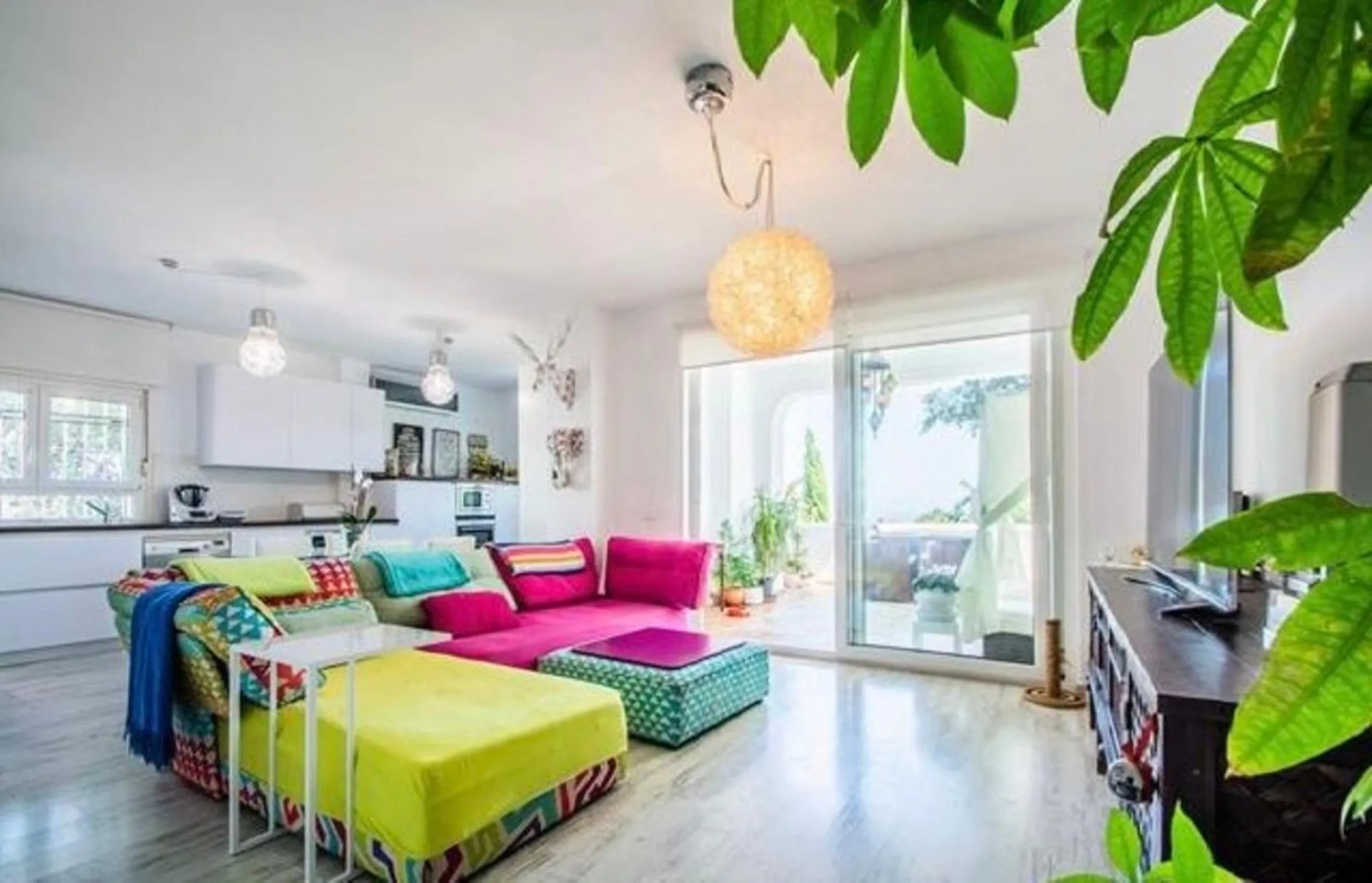 Elegante Erdgeschosswohnung in La Mairena, der exklusiven, von der UNESCO geschützten Gegend im Osten Marbellas, mit atemberaubendem Meer-, Berg- und Landschaftsblick inmitten von Korkeichen- und Pinienwäldern
