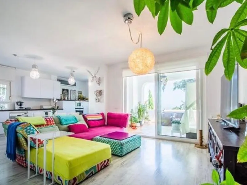 Elegante Erdgeschosswohnung in La Mairena, der exklusiven, von der UNESCO geschützten Gegend im Osten Marbellas, mit atemberaubendem Meer-, Berg- und Landschaftsblick inmitten von Korkeichen- und Pinienwäldern