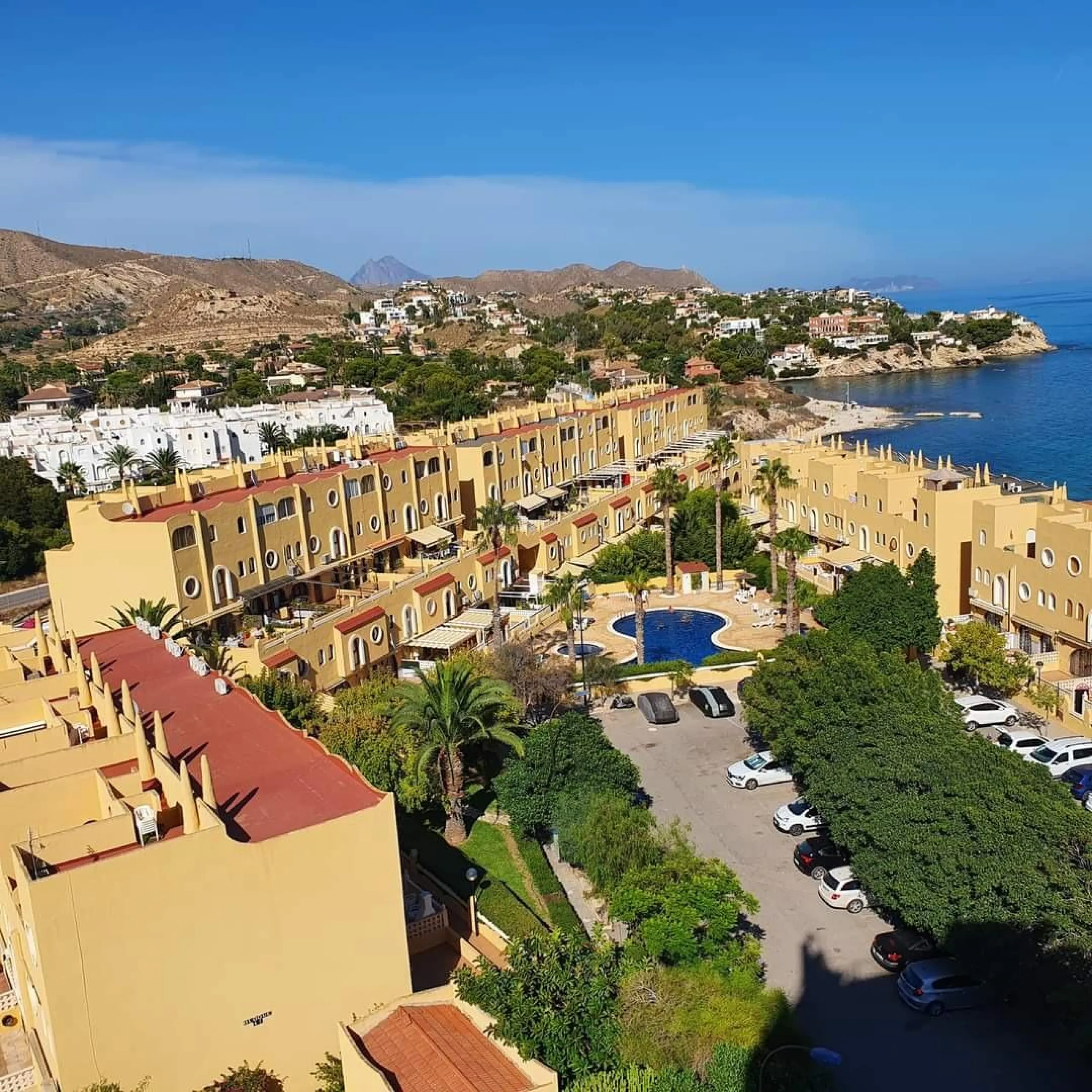 ЧУДЕСНЫЙ TOWNHOUSE С ЧАСТНЫМ ПЛЯЖЕМ В ДОЛГОСРОЧНУЮ АРЕНДУ