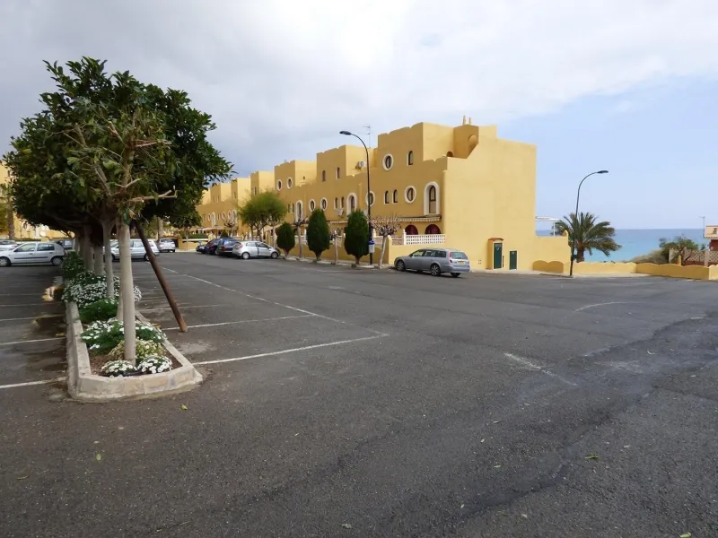 ЧУДЕСНЫЙ TOWNHOUSE С ЧАСТНЫМ ПЛЯЖЕМ В ДОЛГОСРОЧНУЮ АРЕНДУ