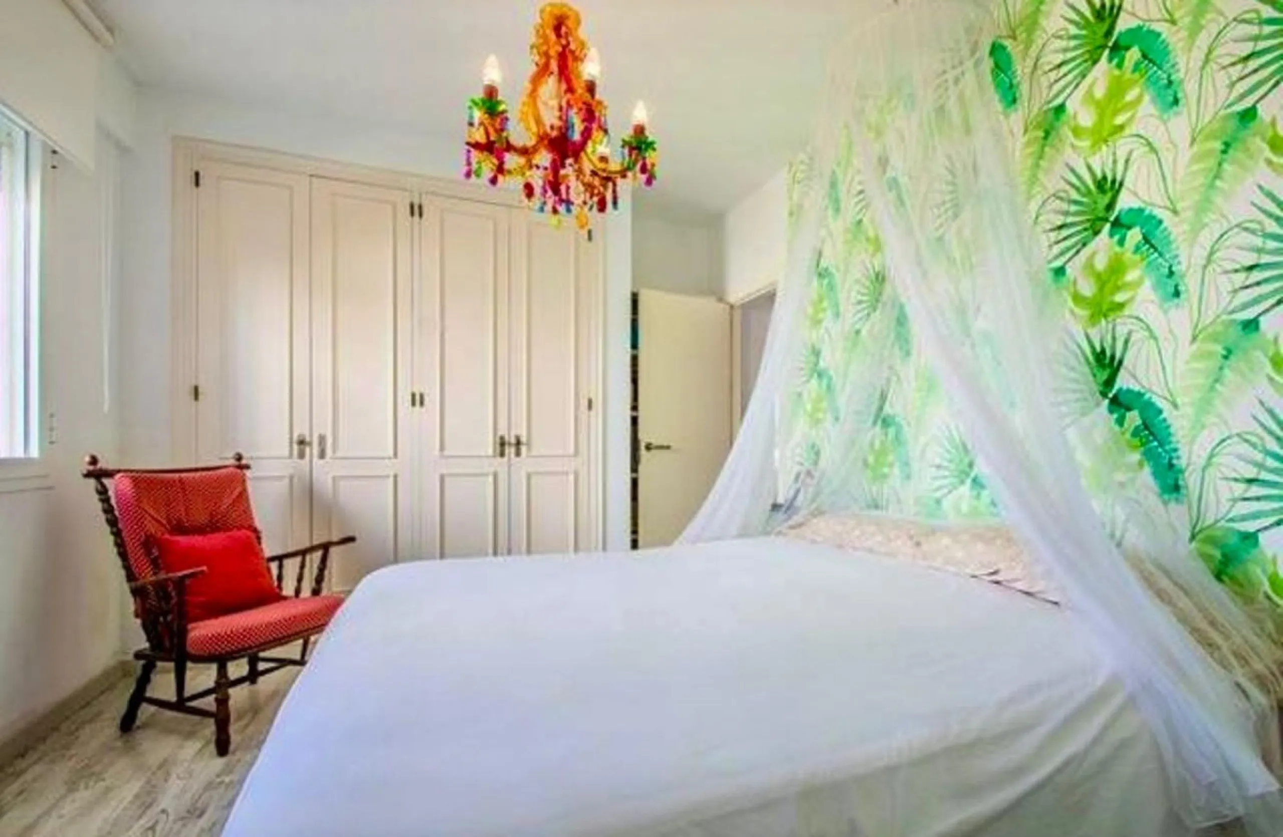 Elegante Erdgeschosswohnung in La Mairena, der exklusiven, von der UNESCO geschützten Gegend im Osten Marbellas, mit atemberaubendem Meer-, Berg- und Landschaftsblick inmitten von Korkeichen- und Pinienwäldern