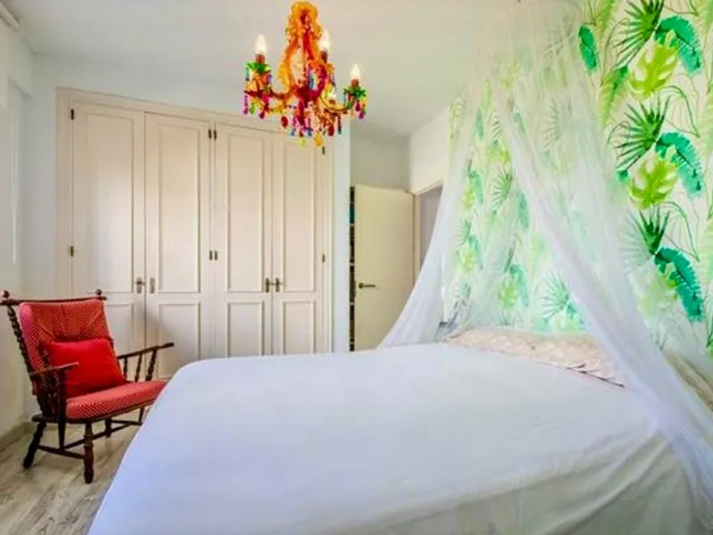 Elegante Erdgeschosswohnung in La Mairena, der exklusiven, von der UNESCO geschützten Gegend im Osten Marbellas, mit atemberaubendem Meer-, Berg- und Landschaftsblick inmitten von Korkeichen- und Pinienwäldern