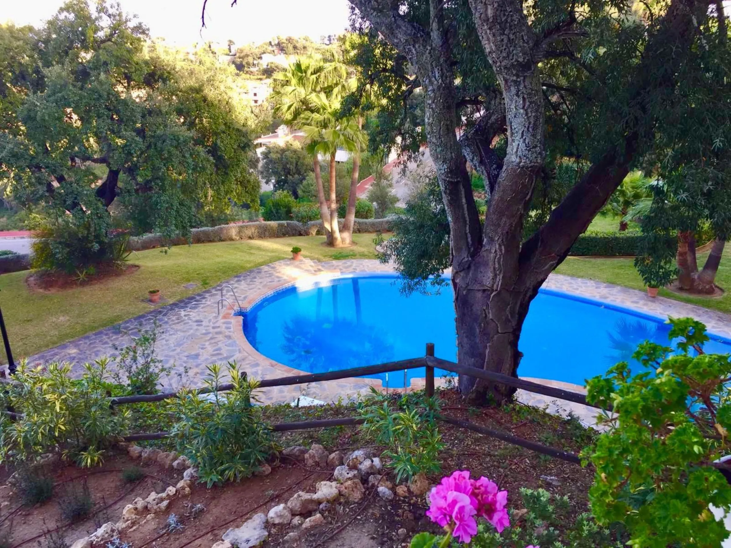 Elegante Erdgeschosswohnung in La Mairena, der exklusiven, von der UNESCO geschützten Gegend im Osten Marbellas, mit atemberaubendem Meer-, Berg- und Landschaftsblick inmitten von Korkeichen- und Pinienwäldern
