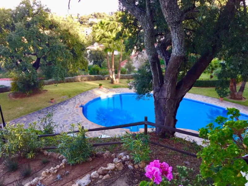 Elegante Erdgeschosswohnung in La Mairena, der exklusiven, von der UNESCO geschützten Gegend im Osten Marbellas, mit atemberaubendem Meer-, Berg- und Landschaftsblick inmitten von Korkeichen- und Pinienwäldern