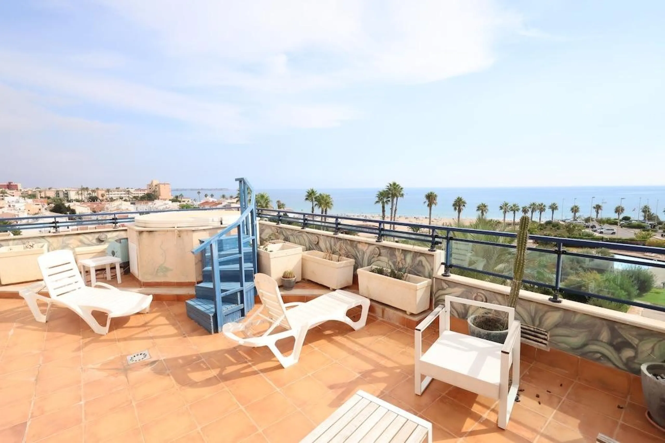 ÁTICO DUPLEX CON VISTAS AL MAR Y SOLARIUM PRIVADO EN LAS PALMERAS. 3 DORM. 3 BAÑOS. 120 M2.