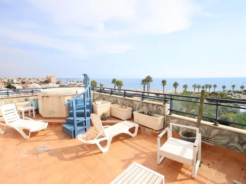 ÁTICO DUPLEX CON VISTAS AL MAR Y SOLARIUM PRIVADO EN LAS PALMERAS. 3 DORM. 3 BAÑOS. 120 M2.