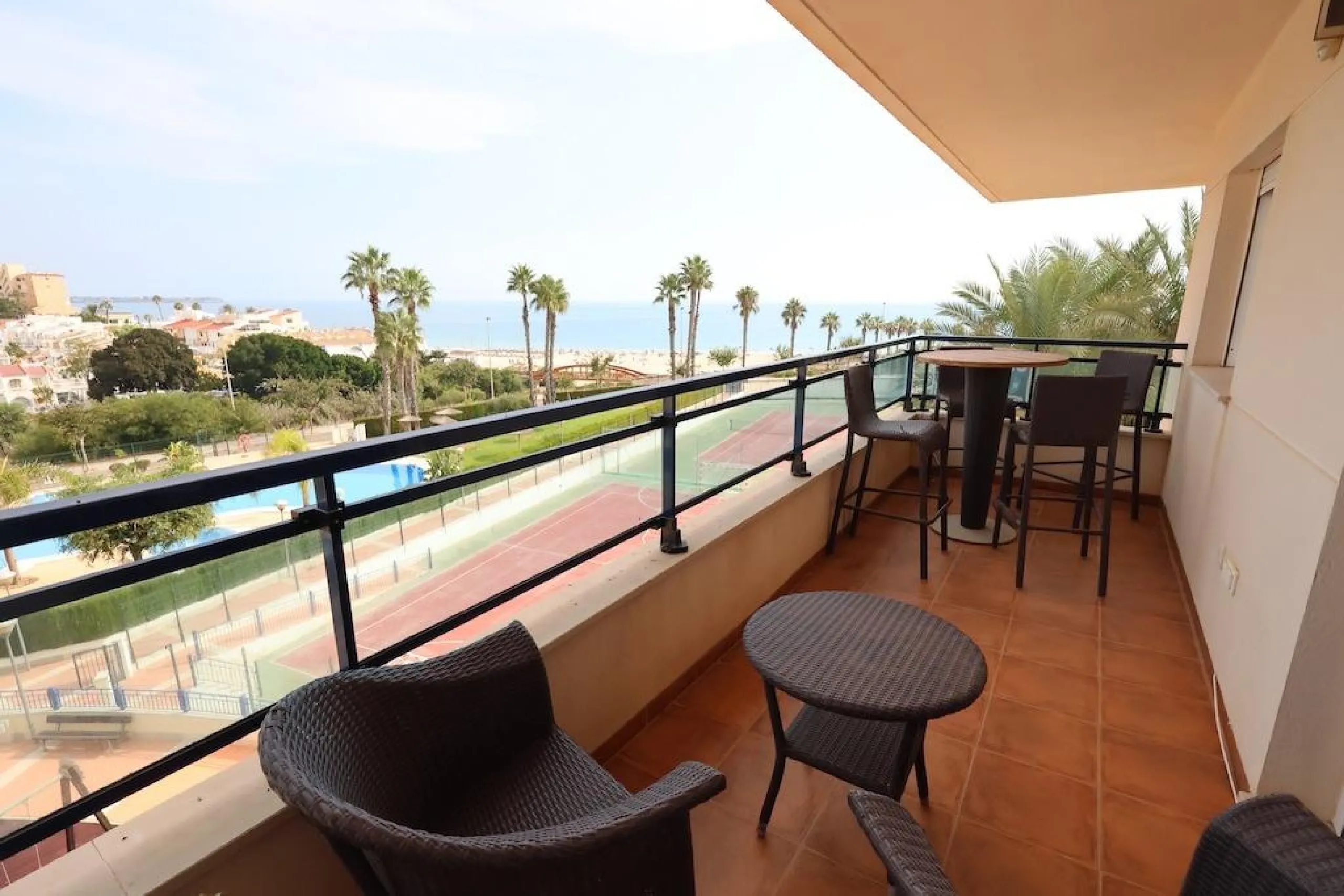 ÁTICO DUPLEX CON VISTAS AL MAR Y SOLARIUM PRIVADO EN LAS PALMERAS. 3 DORM. 3 BAÑOS. 120 M2.