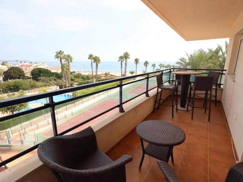 ÁTICO DUPLEX CON VISTAS AL MAR Y SOLARIUM PRIVADO EN LAS PALMERAS. 3 DORM. 3 BAÑOS. 120 M2.
