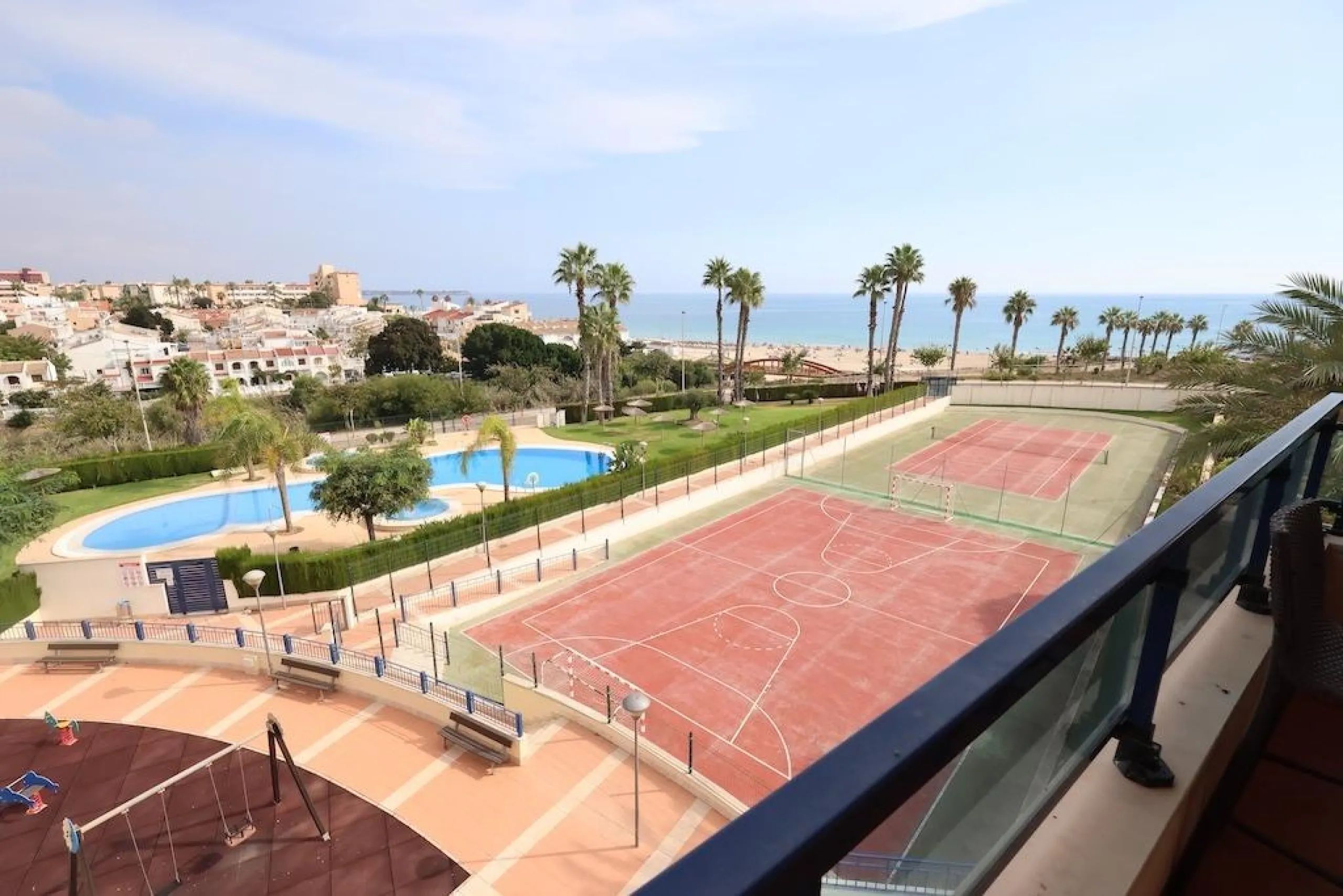 ÁTICO DUPLEX CON VISTAS AL MAR Y SOLARIUM PRIVADO EN LAS PALMERAS. 3 DORM. 3 BAÑOS. 120 M2.