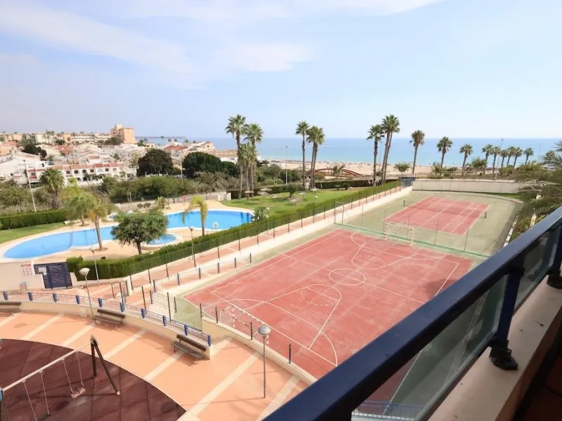 ÁTICO DUPLEX CON VISTAS AL MAR Y SOLARIUM PRIVADO EN LAS PALMERAS. 3 DORM. 3 BAÑOS. 120 M2.
