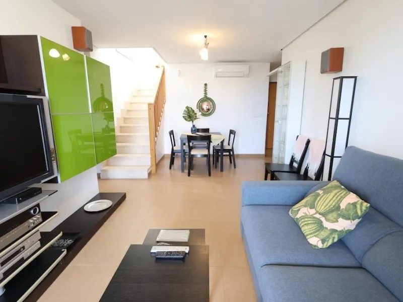 ÁTICO DUPLEX CON VISTAS AL MAR Y SOLARIUM PRIVADO EN LAS PALMERAS. 3 DORM. 3 BAÑOS. 120 M2.