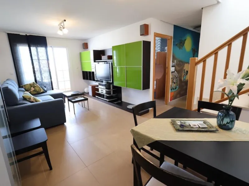 ÁTICO DUPLEX CON VISTAS AL MAR Y SOLARIUM PRIVADO EN LAS PALMERAS. 3 DORM. 3 BAÑOS. 120 M2.