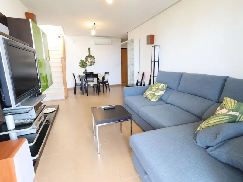 ÁTICO DUPLEX CON VISTAS AL MAR Y SOLARIUM PRIVADO EN LAS PALMERAS. 3 DORM. 3 BAÑOS. 120 M2.