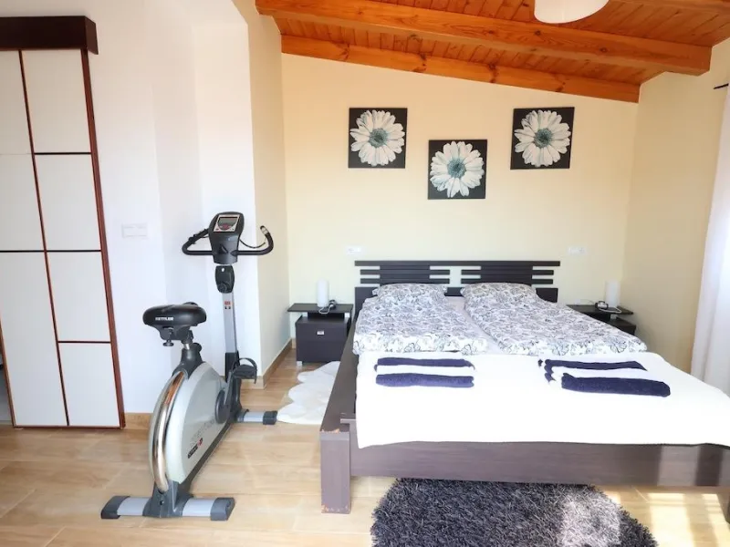 ÁTICO DUPLEX CON VISTAS AL MAR Y SOLARIUM PRIVADO EN LAS PALMERAS. 3 DORM. 3 BAÑOS. 120 M2.