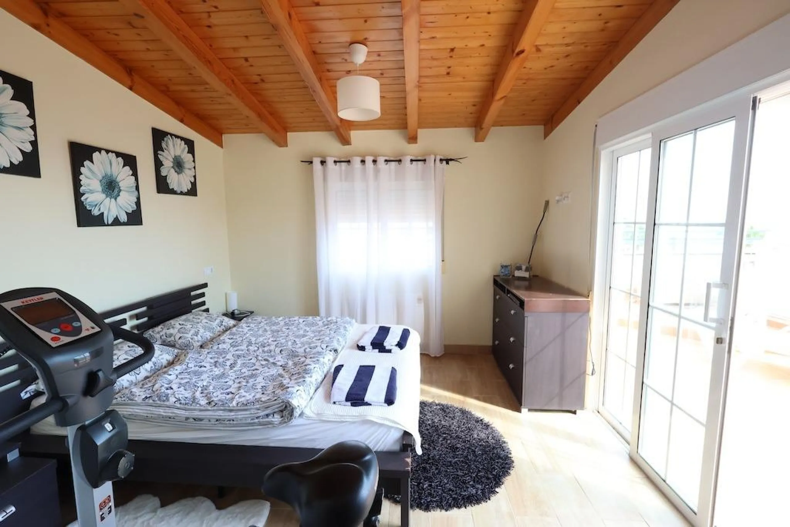 ÁTICO DUPLEX CON VISTAS AL MAR Y SOLARIUM PRIVADO EN LAS PALMERAS. 3 DORM. 3 BAÑOS. 120 M2.