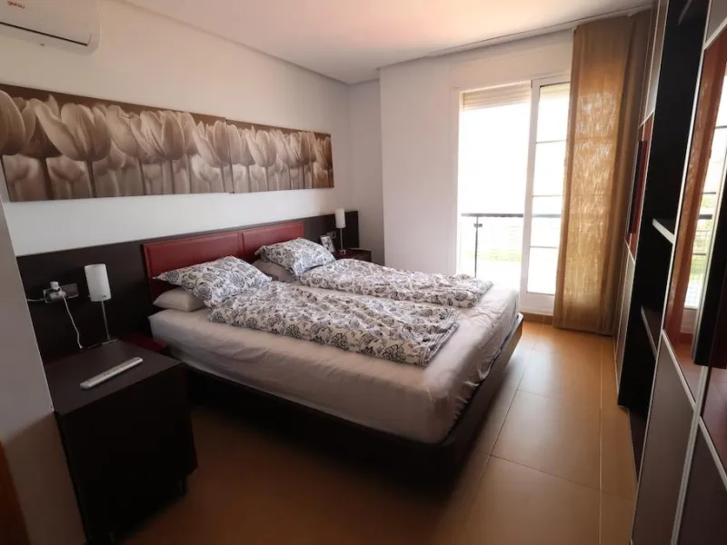 ÁTICO DUPLEX CON VISTAS AL MAR Y SOLARIUM PRIVADO EN LAS PALMERAS. 3 DORM. 3 BAÑOS. 120 M2.