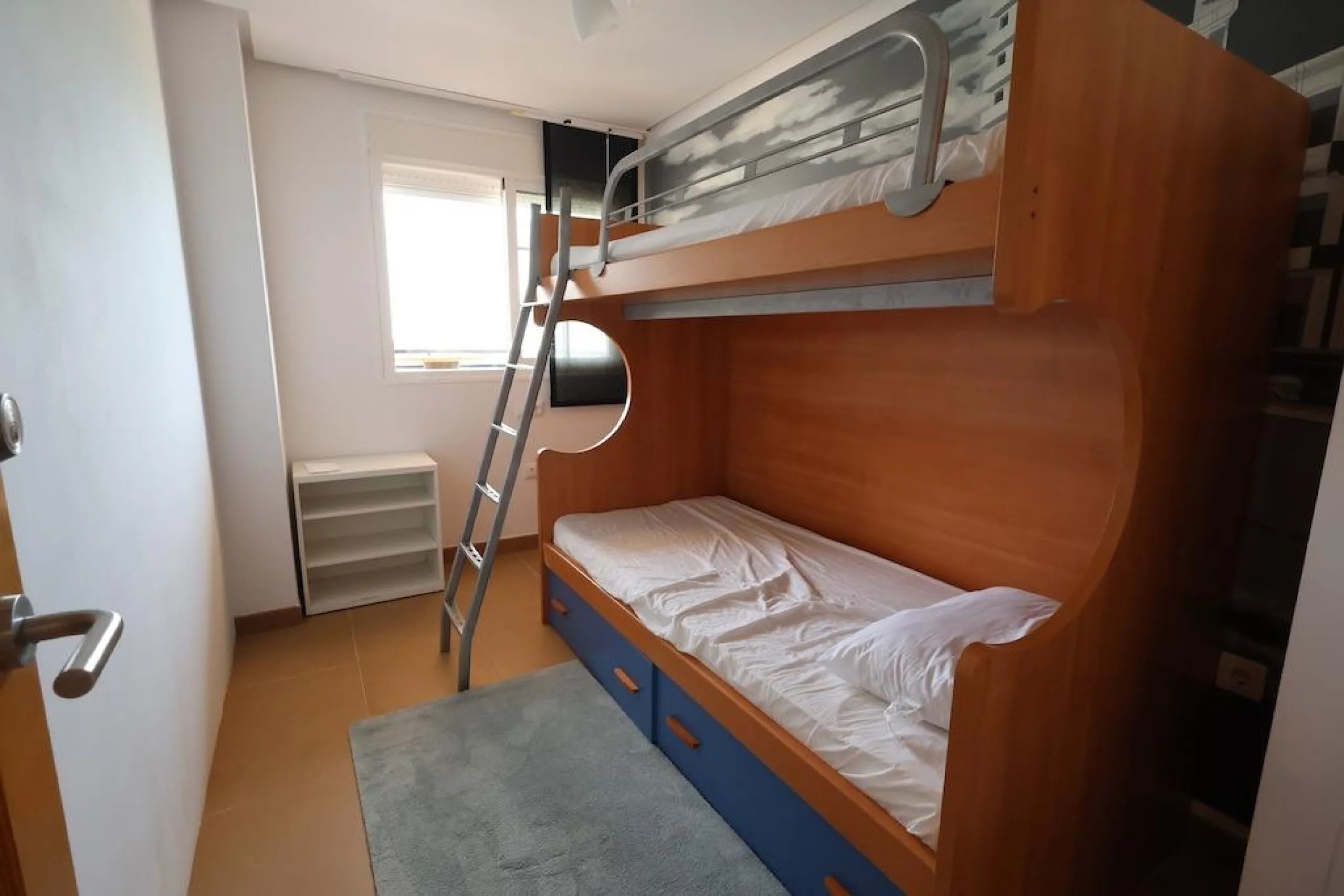 ÁTICO DUPLEX CON VISTAS AL MAR Y SOLARIUM PRIVADO EN LAS PALMERAS. 3 DORM. 3 BAÑOS. 120 M2.