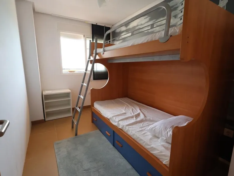 ÁTICO DUPLEX CON VISTAS AL MAR Y SOLARIUM PRIVADO EN LAS PALMERAS. 3 DORM. 3 BAÑOS. 120 M2.