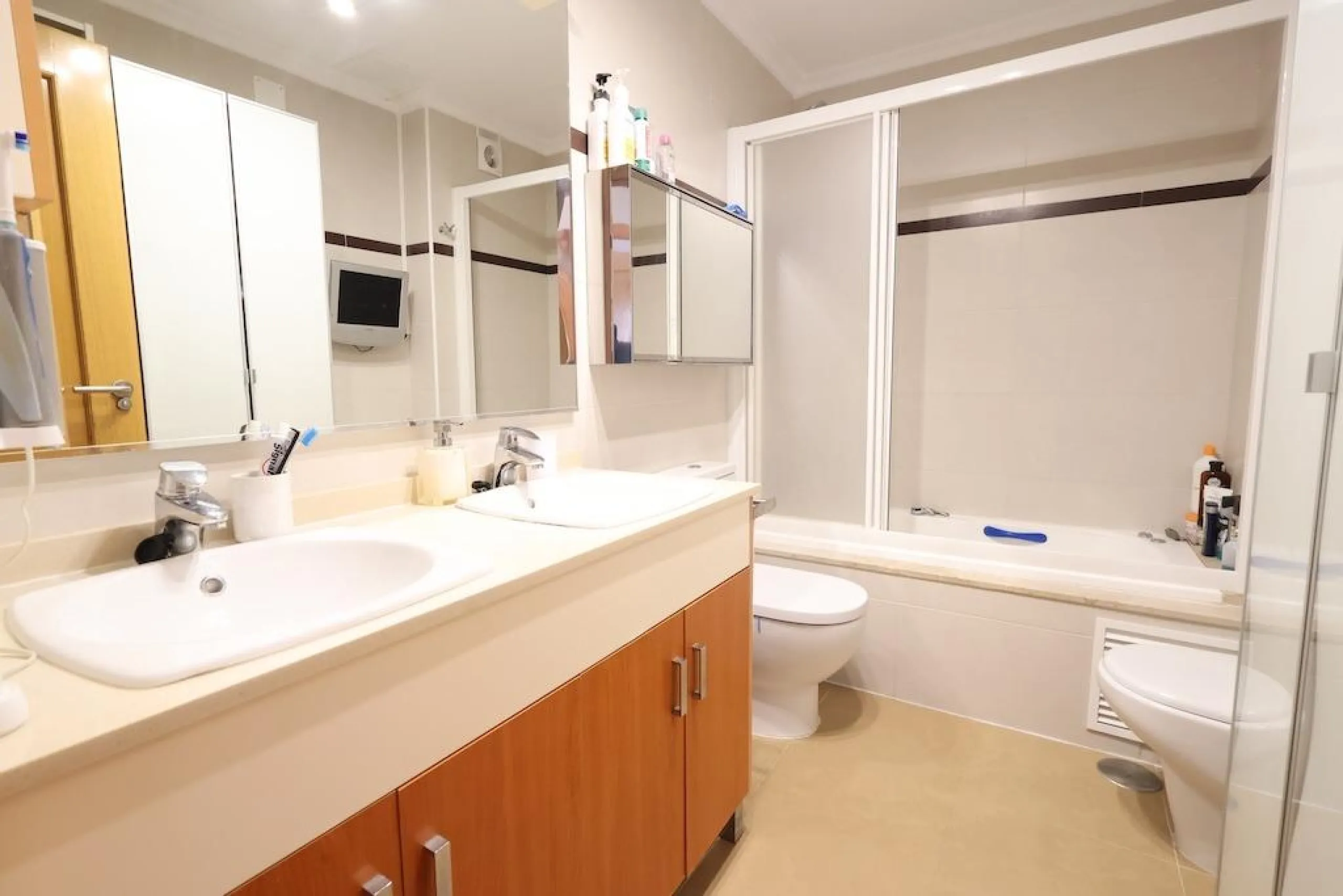 ÁTICO DUPLEX CON VISTAS AL MAR Y SOLARIUM PRIVADO EN LAS PALMERAS. 3 DORM. 3 BAÑOS. 120 M2.