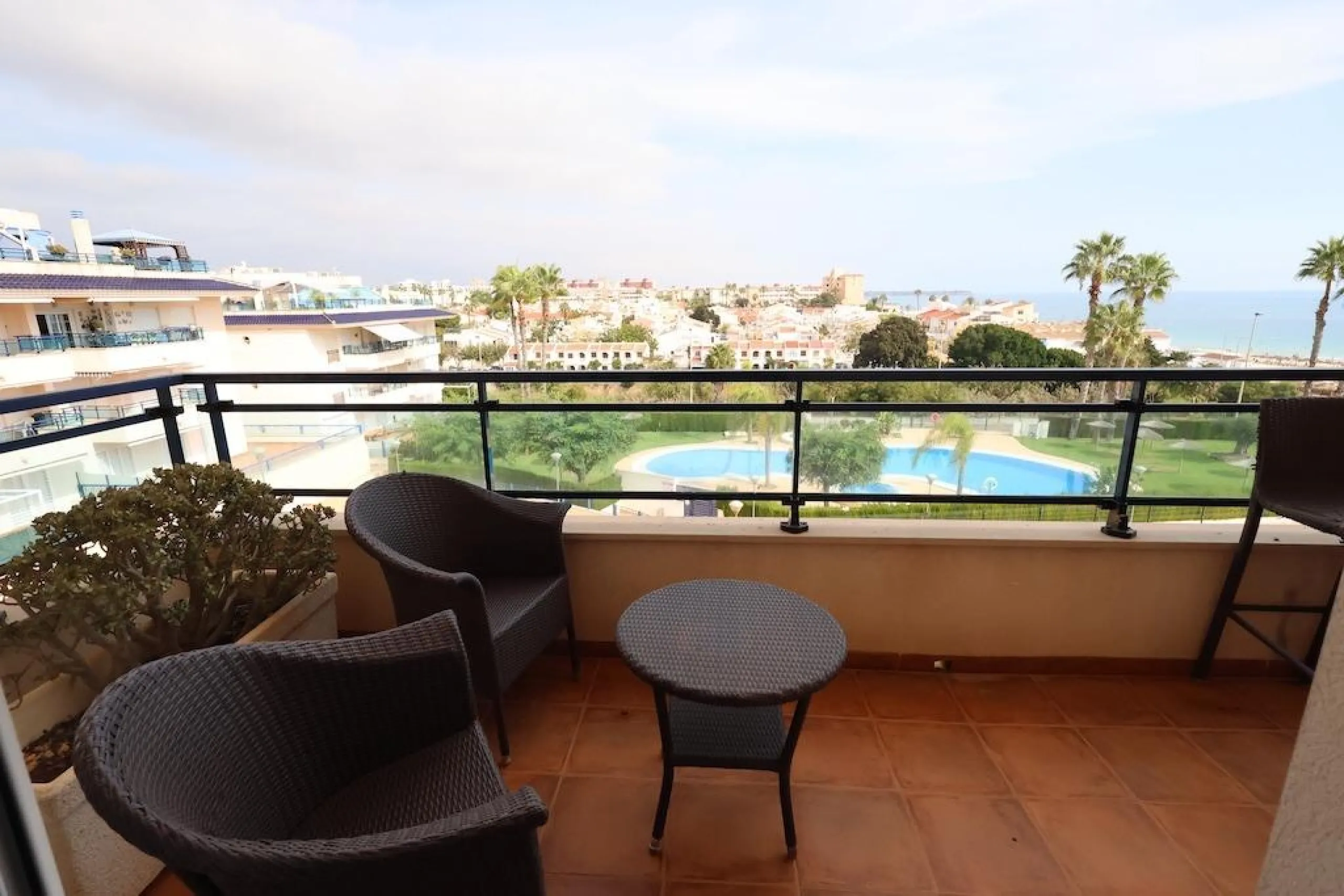 ÁTICO DUPLEX CON VISTAS AL MAR Y SOLARIUM PRIVADO EN LAS PALMERAS. 3 DORM. 3 BAÑOS. 120 M2.