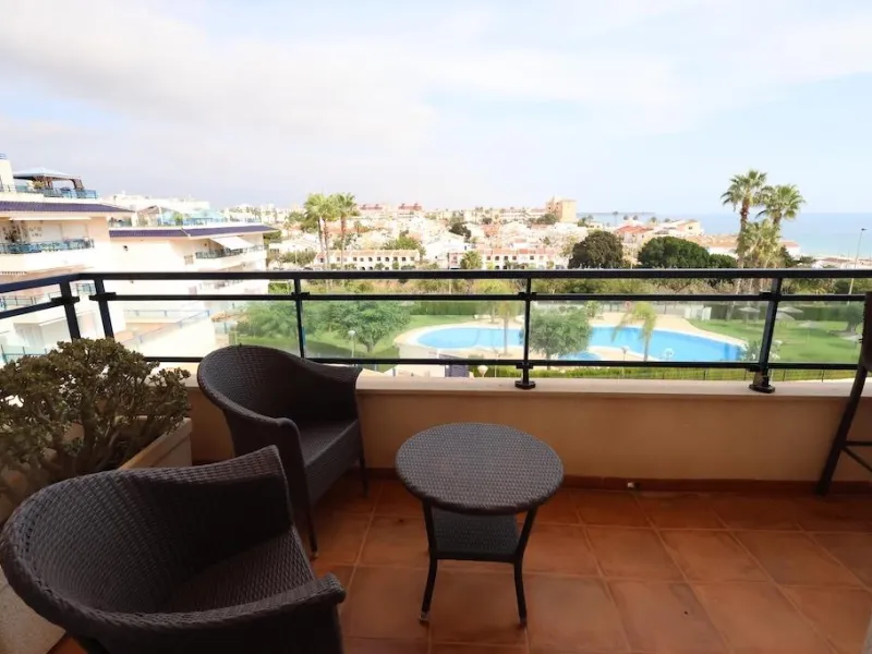 ÁTICO DUPLEX CON VISTAS AL MAR Y SOLARIUM PRIVADO EN LAS PALMERAS. 3 DORM. 3 BAÑOS. 120 M2.