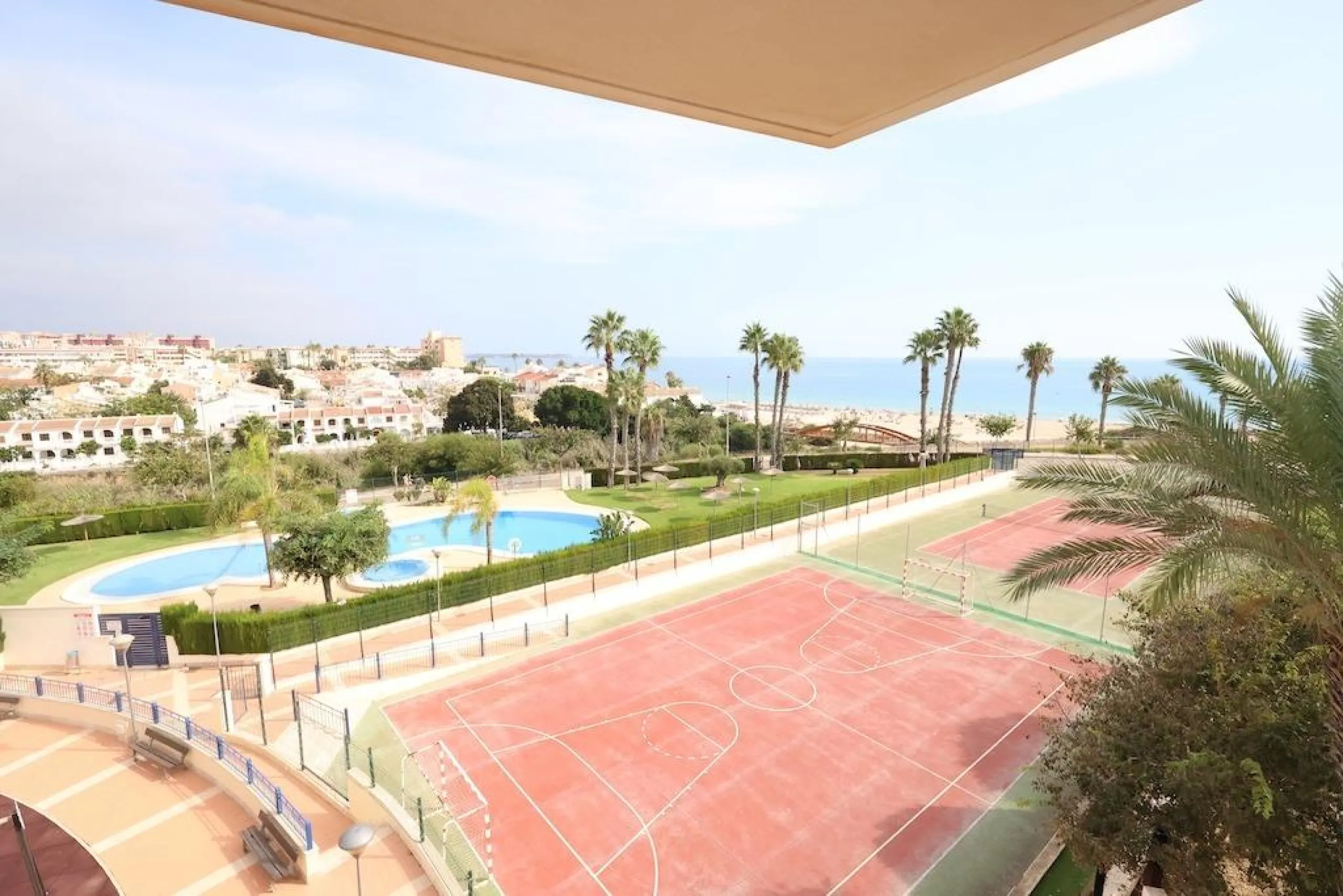 ÁTICO DUPLEX CON VISTAS AL MAR Y SOLARIUM PRIVADO EN LAS PALMERAS. 3 DORM. 3 BAÑOS. 120 M2.