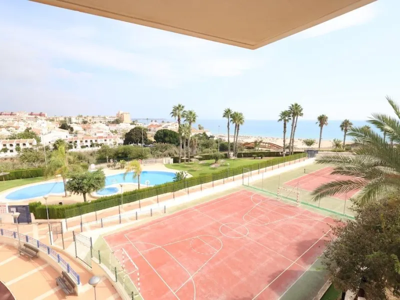 ÁTICO DUPLEX CON VISTAS AL MAR Y SOLARIUM PRIVADO EN LAS PALMERAS. 3 DORM. 3 BAÑOS. 120 M2.