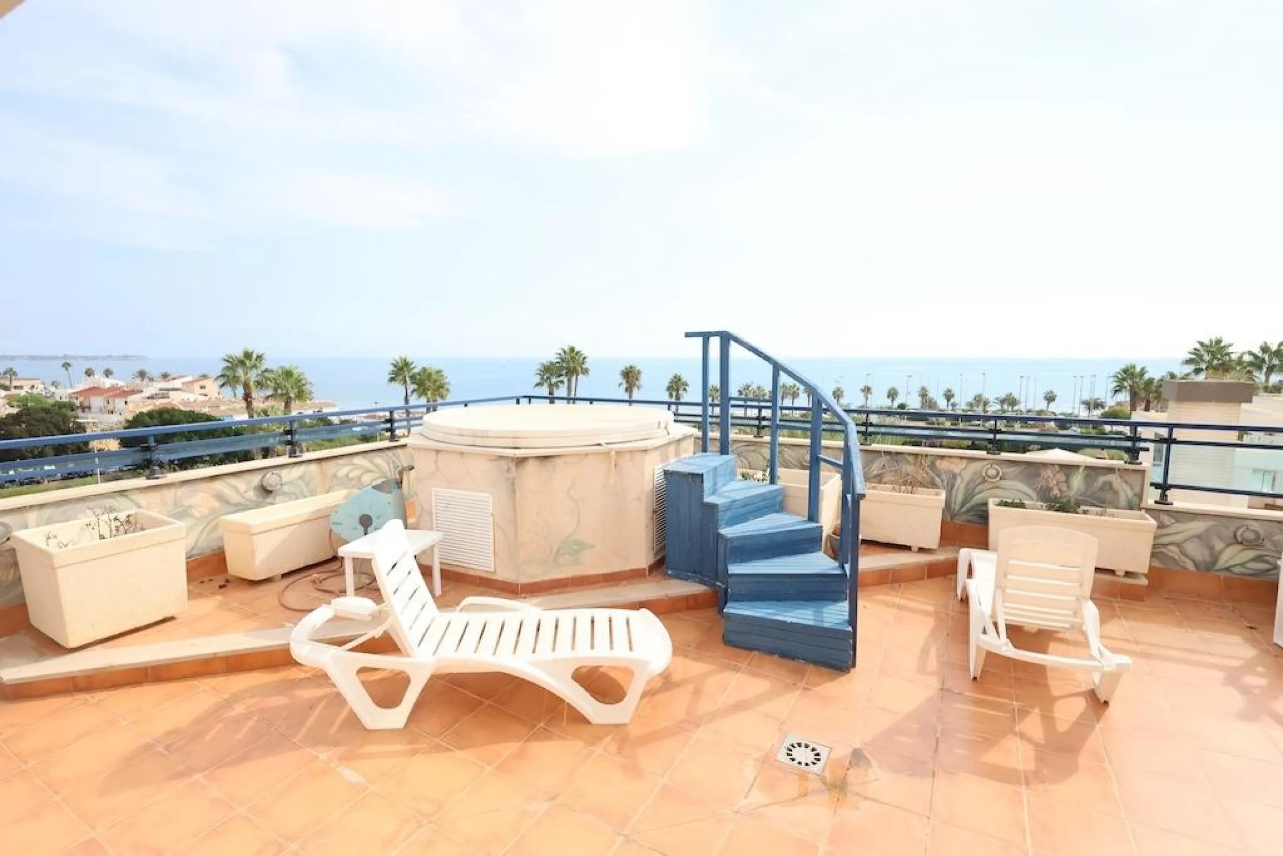 ÁTICO DUPLEX CON VISTAS AL MAR Y SOLARIUM PRIVADO EN LAS PALMERAS. 3 DORM. 3 BAÑOS. 120 M2.