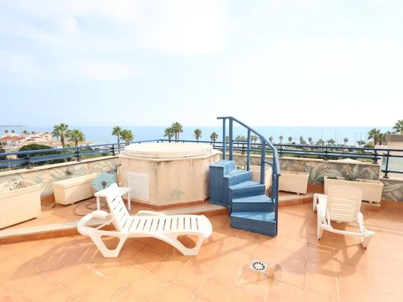 ÁTICO DUPLEX CON VISTAS AL MAR Y SOLARIUM PRIVADO EN LAS PALMERAS. 3 DORM. 3 BAÑOS. 120 M2.