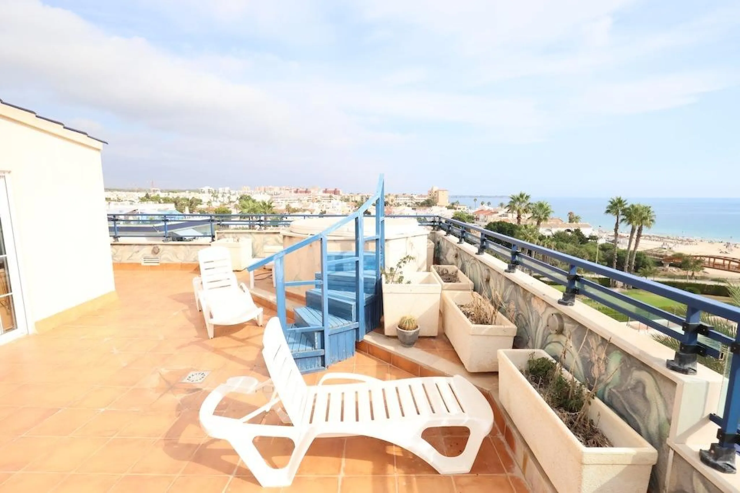 ÁTICO DUPLEX CON VISTAS AL MAR Y SOLARIUM PRIVADO EN LAS PALMERAS. 3 DORM. 3 BAÑOS. 120 M2.