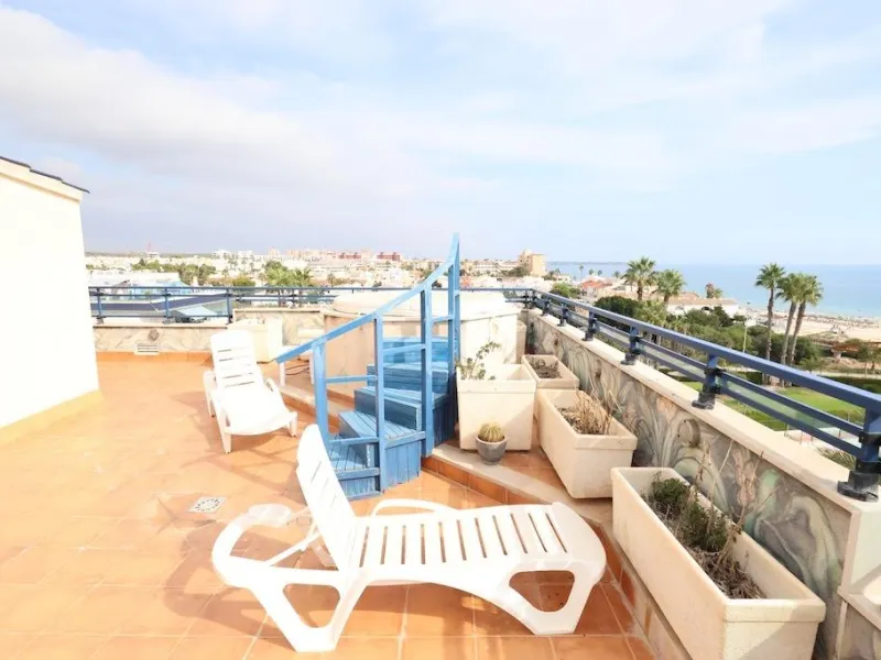 ÁTICO DUPLEX CON VISTAS AL MAR Y SOLARIUM PRIVADO EN LAS PALMERAS. 3 DORM. 3 BAÑOS. 120 M2.