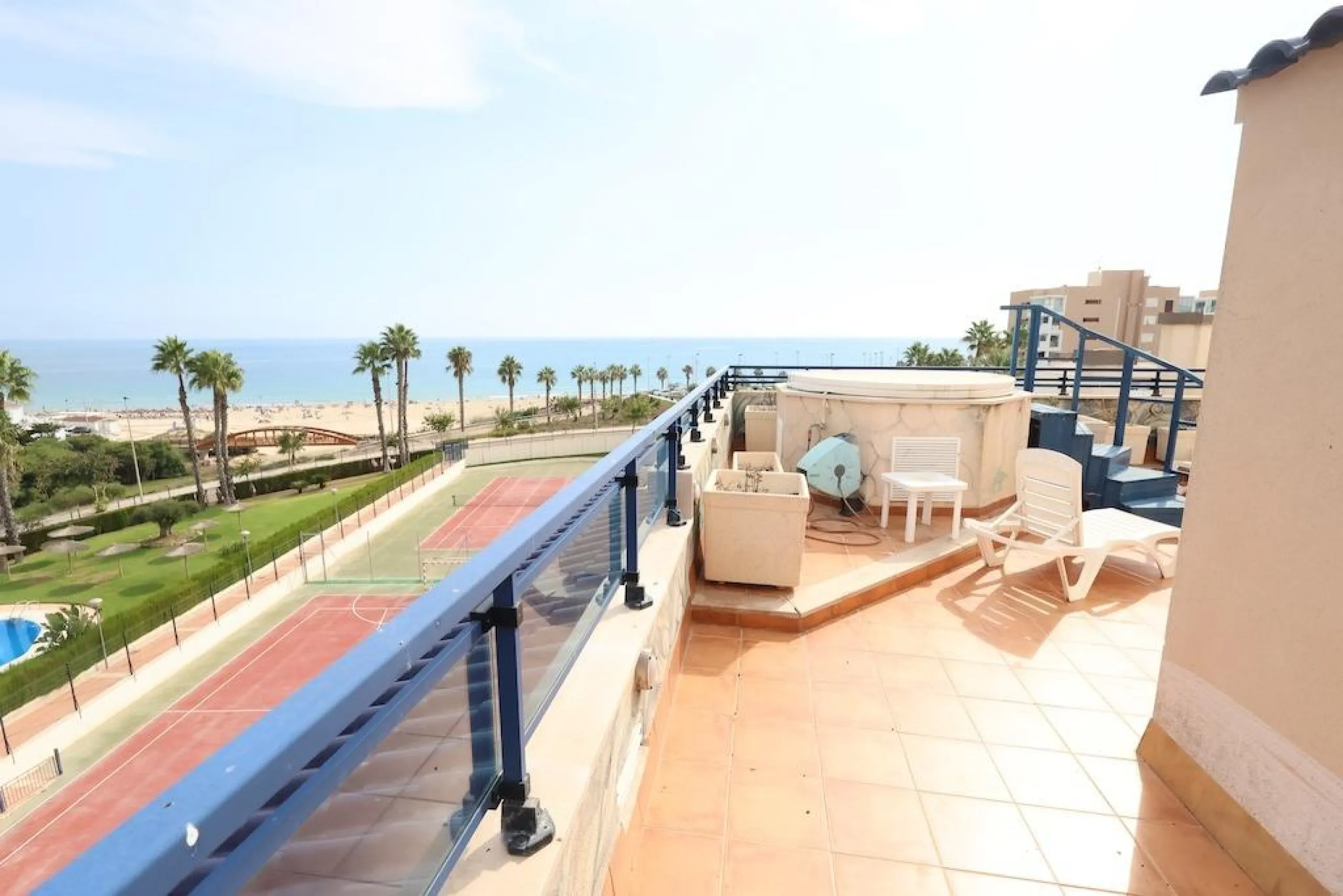 ÁTICO DUPLEX CON VISTAS AL MAR Y SOLARIUM PRIVADO EN LAS PALMERAS. 3 DORM. 3 BAÑOS. 120 M2.