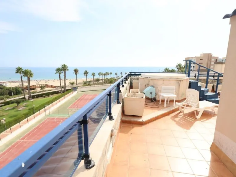 ÁTICO DUPLEX CON VISTAS AL MAR Y SOLARIUM PRIVADO EN LAS PALMERAS. 3 DORM. 3 BAÑOS. 120 M2.