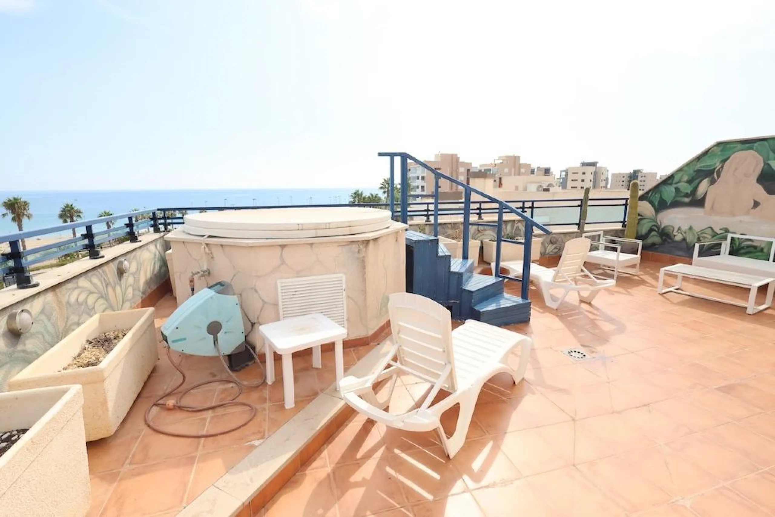 ÁTICO DUPLEX CON VISTAS AL MAR Y SOLARIUM PRIVADO EN LAS PALMERAS. 3 DORM. 3 BAÑOS. 120 M2.