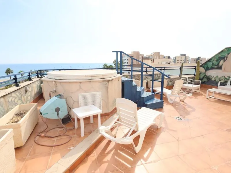 ÁTICO DUPLEX CON VISTAS AL MAR Y SOLARIUM PRIVADO EN LAS PALMERAS. 3 DORM. 3 BAÑOS. 120 M2.
