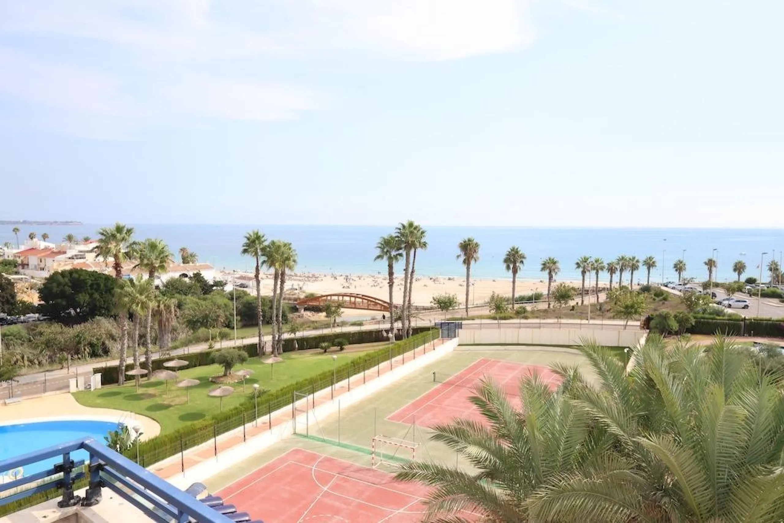 ÁTICO DUPLEX CON VISTAS AL MAR Y SOLARIUM PRIVADO EN LAS PALMERAS. 3 DORM. 3 BAÑOS. 120 M2.