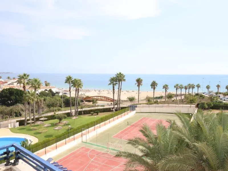 ÁTICO DUPLEX CON VISTAS AL MAR Y SOLARIUM PRIVADO EN LAS PALMERAS. 3 DORM. 3 BAÑOS. 120 M2.