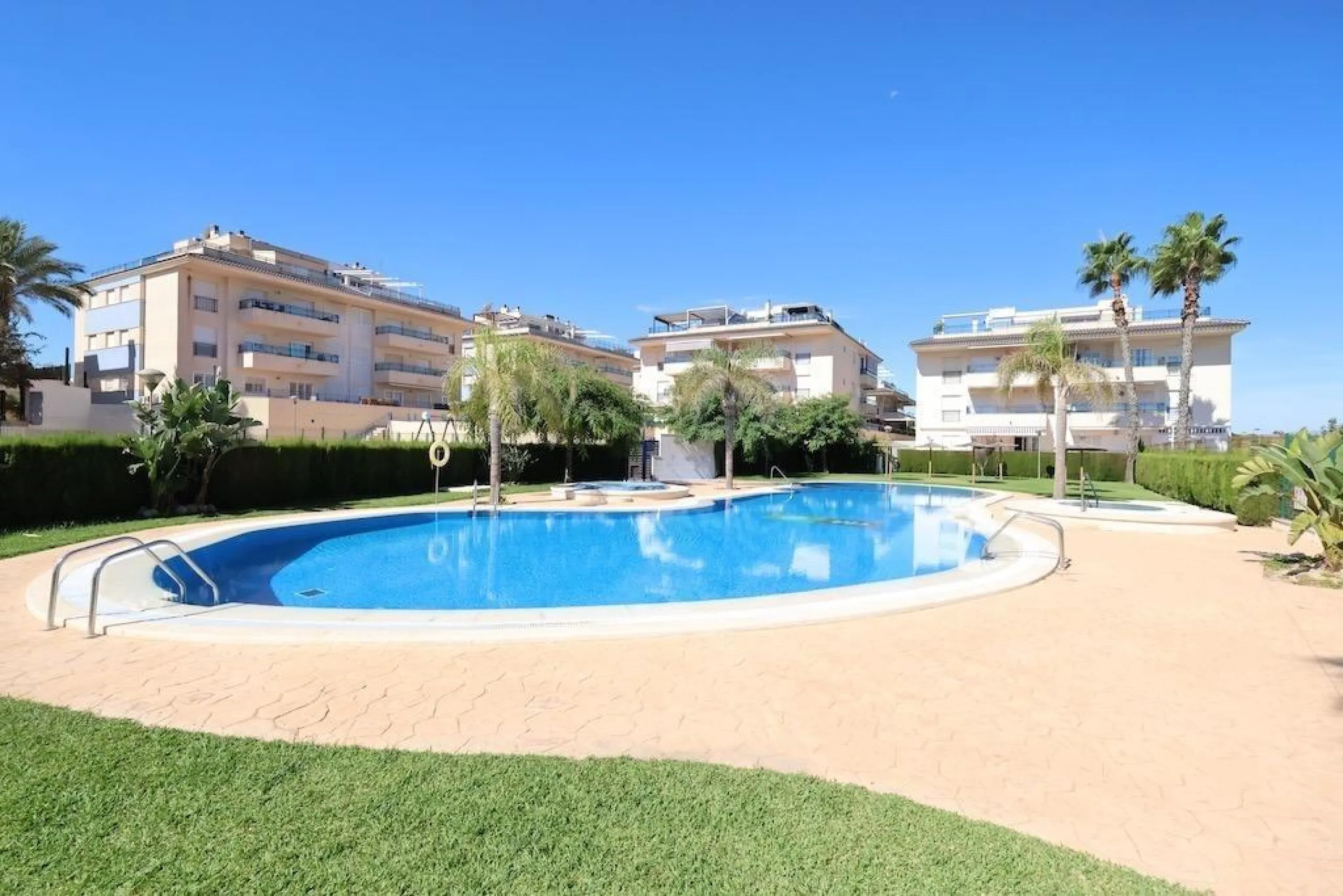 ÁTICO DUPLEX CON VISTAS AL MAR Y SOLARIUM PRIVADO EN LAS PALMERAS. 3 DORM. 3 BAÑOS. 120 M2.