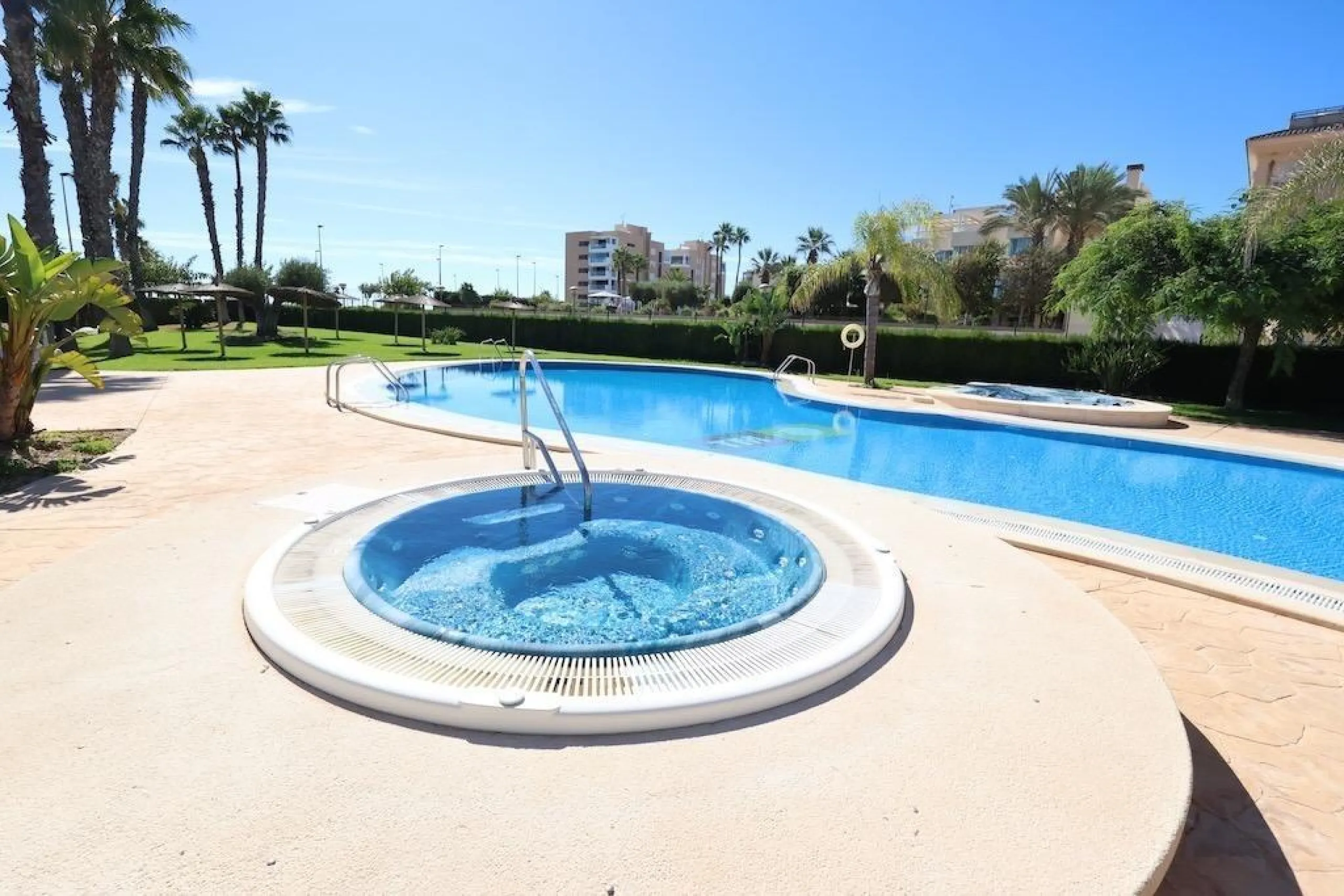ÁTICO DUPLEX CON VISTAS AL MAR Y SOLARIUM PRIVADO EN LAS PALMERAS. 3 DORM. 3 BAÑOS. 120 M2.